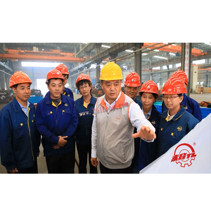 董事長(zhǎng)殷根章為新產(chǎn)品開(kāi)發(fā)指導(dǎo)工作